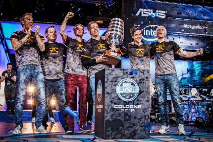 So sehen Sieger aus: 
Die Counter-Strike-Profis von Fnatic feiern ihren Triumph bei der ESL One 2015 in Köln.