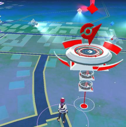 Arenen sind kaum zu übersehen. Diese Arena in Pokémon Go ist vom roten Team belegt.