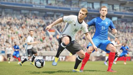 Präzision: 
Ballkünstler wie Toni Kroos sind für ihre Fähigkeit bekannt, die Murmel extrem gut vor dem Gegner abzuschirmen. Ballannahmen sind nochmals überarbeitet worden. (PC)