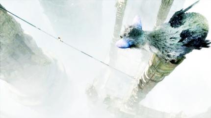 Tierische Scheu: 
Manchmal ist Trico ein ganz schöner Schisser. Doch die Kreatur folgt dem Jungen, schließlich wollen beide entkommen. (PS4)