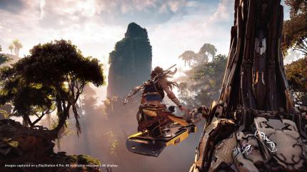 Haustier: 
Sobald Aloy in der Lage ist, die Robo-Tiere zu hacken, gewinnt das Spiel an zusätzlichem Reiz. Die Dinos lassen sich aber nicht nur als Aussichtsplattform nutzen. (PS4)