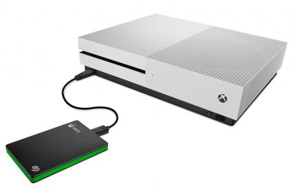 Die Microsoft Xbox One S, hier mit angeschlossener externer SSD, hat ein im Gegensatz zur Playstation 4 Pro ein 4K-Laufwerk.