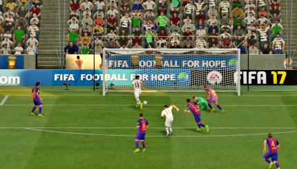 Das Runde ins Eckige: 
Die Wiederholungen sind zwar schick, aber (wie immer bei FIFA) zu kurz - gerne würden wir nicht nur den Torschuss sehen, sondern auch die Entstehung der Chance. (PC)