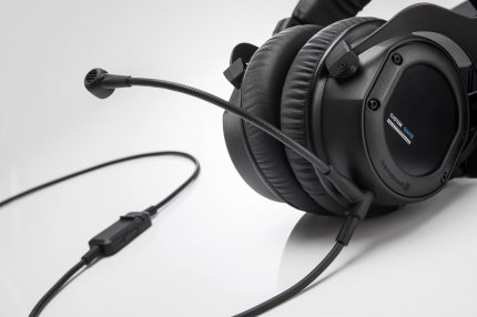 Bei diesem Headset von Beyerdynamik ist das Mikrofon an einem dünnen biegsamen Bügel angebracht.