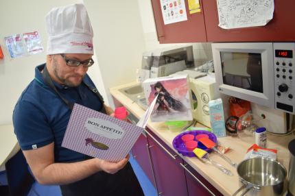 Diese Aufnahme zeigt eine authentische Szene von Chefredakteur Thomas beim Backen in der Mittagspause. Sie wurde selbstverständlich nicht für den Zweck der Veröffentlichung inszeniert.