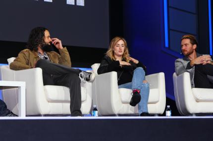 Dream-Team: 
Chefautor Neil Druckmann (links), Ash­ley Johnson (Ellie) und Troy Baker (Joel) sprachen in Los Angeles ausführlich über die Entwicklung.