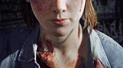 Verdrängung der Vergangenheit: 
Um jenen verheerenden Biss zu verdecken, lässt sich Ellie die Haare lang wachsen. Von Frisuren hält sie jedoch wenig. (PS4)