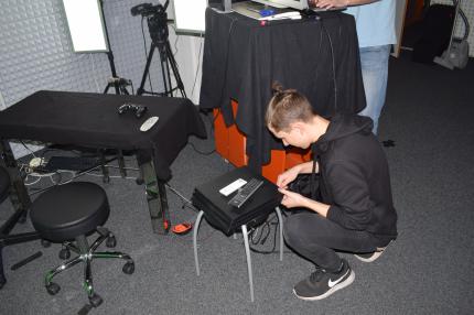 Christopher bei dem komplexen technischen Vorgang des Stromkabel-Anschließens.