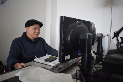 Dieses Bild ist in Wirklichkeit gestellt. Khang täuscht glaubwürdig vor, im Moment zu arbeiten.