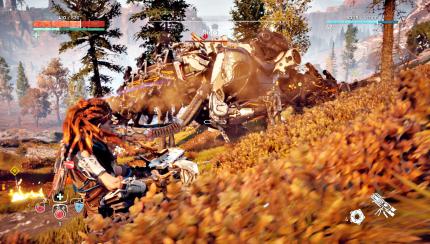 Discman: Ab und an liegen bei Bosskämpfen 'zufällig' schwere Waffen, wie dieser Scheibenwerfer, herum. Allerdings bewegt sich Aloy mit solch einer Wumme recht langsam. (PS4)