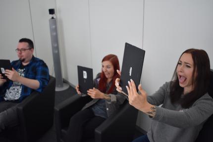 Die Redakteure Thomas und Chris sowie Volontärin Paula und Praktikantin Kristina spielen gemeinsam Playlink: That's You.