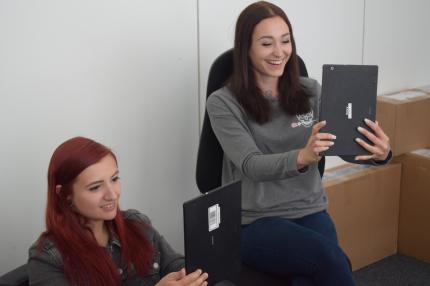 Die Redakteure Thomas und Chris sowie Volontärin Paula und Praktikantin Kristina spielen gemeinsam Playlink: That's You.
