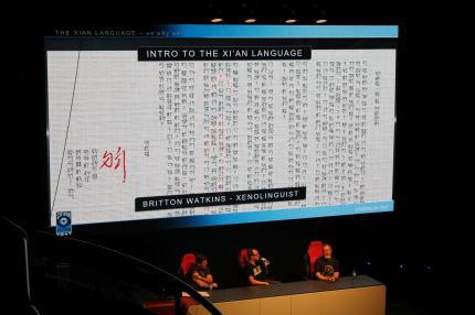 Die frei erfundene Aliensprache Xi’an zu lernen, dürfte nicht ganz einfach sein.