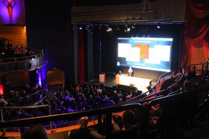 Die professionellen Präsentationen zogen viele Besucher an. Der Saal war meist komplett belegt.