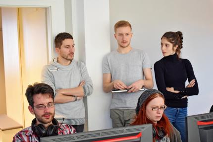 Die Sneak Peek war auch für die Entwickler etwas Besonderes. Alles wurde aufmerksam verfolgt und seitenweise Hinweise und Feedback fanden ihren Weg in die Notizbücher.