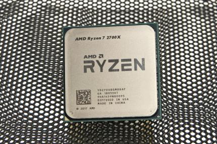 Der AMD Ryzen 7 2700 hat zwei Module mit je vier Kernen, also acht Kerne, und kann dank Hyperthreading 16 Threads verwalten.