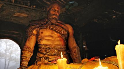 Kratos blickt auf den verhüllten Leichnam seiner verstorbenen Frau Faye. Allem Anschein nach war sie diejenige, die ihm die magische Leviathan-Axt vermachte.&nbsp;