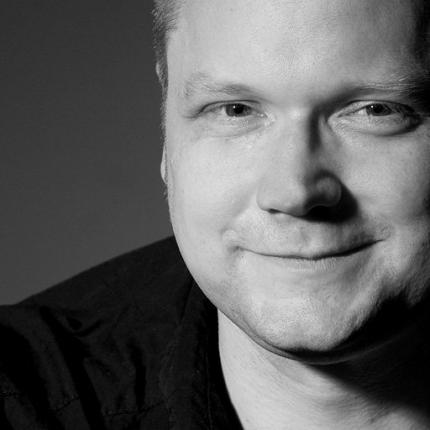 <strong>Arne Öhme, Lead Level Designer.</strong><br>
Als gelernter Fotograf arbeitete Arne in Deutschland zunächst als Werbefotograf, interessierte sich aber schon immer für Videospiele und die Entwicklung von Heimcomputern. 2001 heuerte er bei EA Phenomic an und arbeitete dort als Story- und Kampagnen-Designer an Spielen wie Spellforce und Battleforge mit. 2009 verschlug es ihn schließlich nach Kanada zu Eidos Montreal, wo er Senior Level Designer für Thief wurde. Danach arbeitete er an allen Spielen des Tomb-Raider-Reboots mit.