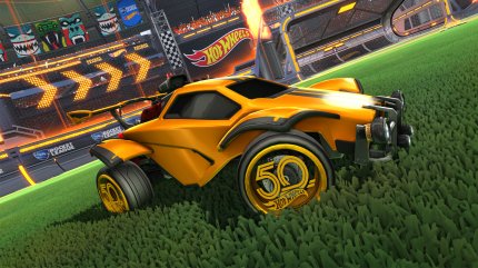 Auto aus Rocket League auf dem Rasen
