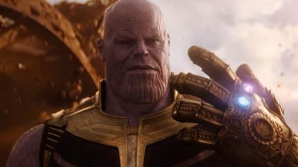 Avengers Schurke Thanos mit Infinity Handschuh