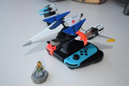 Die Spielzeuge sind gut verarbeitet und werden mit Hilfe einer im Starter Pack enthaltenen Halterung auf euren Controller, beziehungsweise die Joy-Cons gesteckt.
