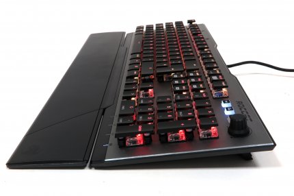 Bei manchen Modellen liegen die Tasten mit den Switches frei, was optisch ansprechend sein kann, aber vor allem auch das Entstauben erleichtert. Hier im Bild ein Modell der Vulcan-Serie von Roccat.