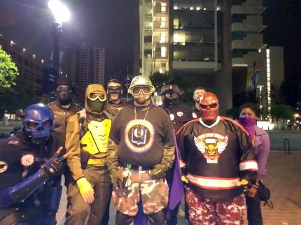 Mittlerweile hat die Xtreme Justice League ein gutes, kooperatives Verhältnis zur Polizei von San Diego und stimmt sogar ihre Patrouillenrouten mit den Beamten ab.