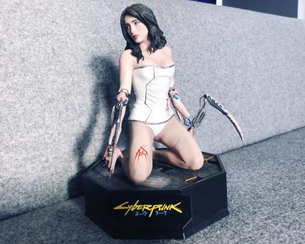 Diese Figur eines weiblichen Cyborgs aus Cyberpunk 2077 wurde 2018 auf der E3 und Gamescom an Besucher der Spielepräsentation verschenkt und wurde kurz darauf zu hohen Preisen auf Onlinemarktplätzen gehandelt.