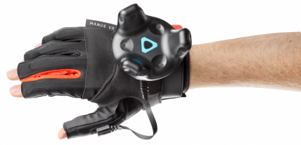 Handschuhe wie die von Manus VR übertragen Handbewegungen eins zu eins in VR-Umgebungen und sind bereits bei Top-Unternehmen wie Airbus, Audi oder BMW im täglichen Einsatz. Bis die Technik auch im Consumer-Markt ankommt, dürfte es nicht mehr allzu lange dauern.