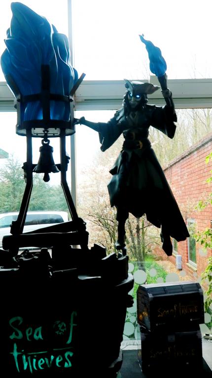 Rare hat ein Faible für gigantische Figuren ihrer Charaktere. Die schaurige Schönheit Belle sollte in Sea of Thieves ursprünglich die rettende Rolle übernehmen, die jetzt die Meerjungfrauen innehaben. Aber wer weiß, vielleicht schafft sie es irgendwann ja auch ins Spiel.