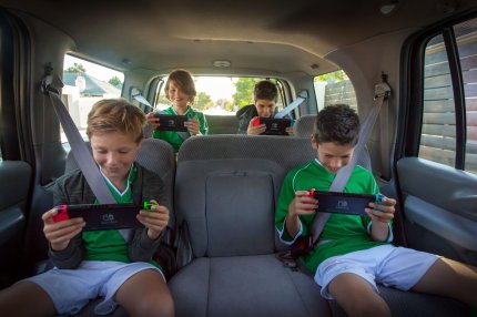 Junge Zielgruppen spielen oft mobil und benötigen ein stabiles Gerät zu einem halbwegs erschwinglichen Preis. Eine „Switch Lite“ wäre dafür also geradezu prädestiniert.
