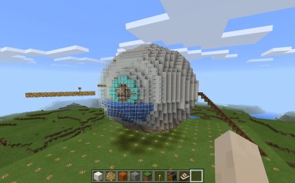 Das 2016 veröffentlichte <em>Minecraft: Education Edition</em> basiert auf der Mod <em>MinecraftEdu</em>, die 2011 von Lehrern entwickelt und gepflegt wurde. Microsoft schnappte sich 2016 die Rechte. Die Lernsoftware erschien in insgesamt elf Sprachen.