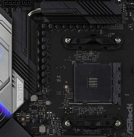 Die kleinen Flächen über und unter dem Mittelteil des Sockels sollen einen falschen Einbau verhindern - hier der Sockel eines ASRock X570 Taichi