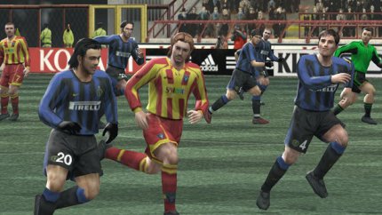 In Pro Evolution Soccer 4 setzte Konami auf gleich drei Cover-Stars: Schiedsrichter Pierluigi Collina, Star-Stürmer Francesco Totti und den noch im Jahr zuvor bei EA Sports unter Vertrag stehenden Thierry Henry.