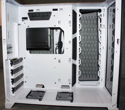 Ein Blick auf die leere Hauptkammer, quasi das komplette rechte Drittel ist ein Montageplatze für einen 360mm-Radiator oder drei 120mm-Lüfter. Unten sind zwei entfernbare Schlitten für 2,5-Zoll-Laufwerke.