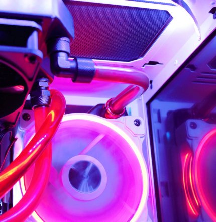 Es geht eng zu: Der umwindende Schlauch führt zum verdeckten linken Anschluss des rechten, hinteren Radiators.
