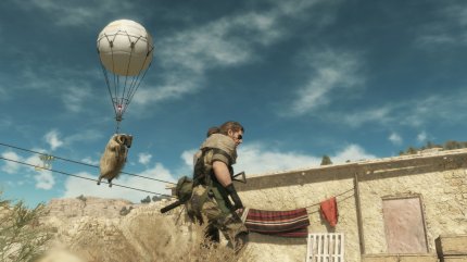 Schafe mit Ballons aus dem Kriegsgebiet extrahieren: Nicht zuletzt aufgrund solch ungewöhnlicher Gameplay-Möglichkeiten begeisterte&nbsp;Metal&nbsp;Gear&nbsp;Solid&nbsp;5: The Phantom&nbsp;Pain&nbsp;Kritiker weltweit.