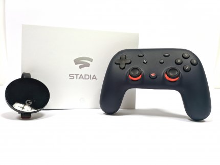 Das Stadia-Paket mit einem Google Chromecast und einem Controller reicht aus, um an einem LCD-TV PC-Games als Stream zu spielen.