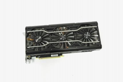 Bei Nvidia lohnt sich - außer für ganz besondere Ansprüche - maximal eine GeForce RTX 2070 Super, hier eine Gainward Phantom für 560 Euro.