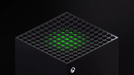 An der Gehäusedecke kommt die warme Luft bei der Xbox Series X heraus. Frische Luft saugt sie unten ein.