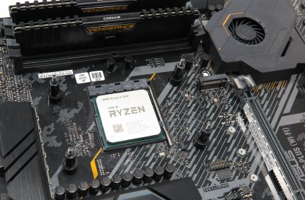 Hier sieh man einen AMD Ryzen im Sockel des Mainboards montiert, bevor der Kühler aufgesetzt wurde.