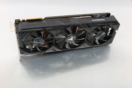 Nvidia GeForce RTX 2070 Super (hier von Gainward): Trotz weniger FLOPS Rechenleistung in Spielen schneller als eine AMD Radeon RX 5700 XT.