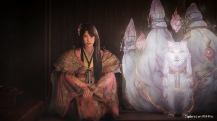 Japanische Frau mit weißem Geisterwolf