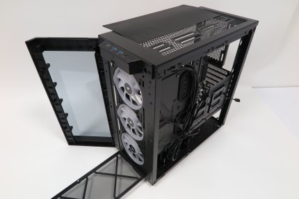 Moderne Gehäuse haben meist Staubfilter. Das Corsair iCue 465X zum Beispiel hat unten einen zum Herausschieben und oben eine magnetische Filter-Matte.