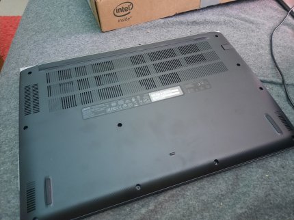 Durch die Gitter saugt das Notebooks im Betrieb von unten frische Luft an, weswegen man zumindest beim Spielen eine flache Ablagefläche wählen sollte.