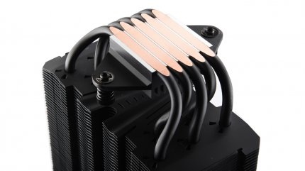 Gut bei einem umgedrehten Enermax ETS-T50 Axe zu sehen: die kupferfarbende Kühlfläche wird später den Kontakt zur CPU haben und Wärme aufnehmen, die durch die 5 rohrförmigen Heatpipes in den Bereich mit den Kühlrippen gelangt. Dort sitzt nach der Montage auch noch ein Lüfter.