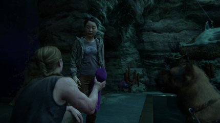 Yara und Abby spielen mit dem Hund im Aquarium.