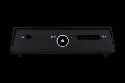 Elgato 4K60 S Vorderansicht: Der Audioeingang links, rechts der Card-Slot, in der Mitte ein Touch-Button mit LED-Statusbeleuchtung.