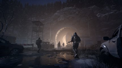 Menschen auf einem Parkplatz vor einer Art Bunker