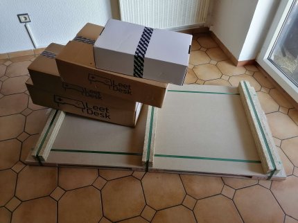 Die komplette LeetDesk-Lieferung mit vier Kisten und einer Palette (Tischplatte).